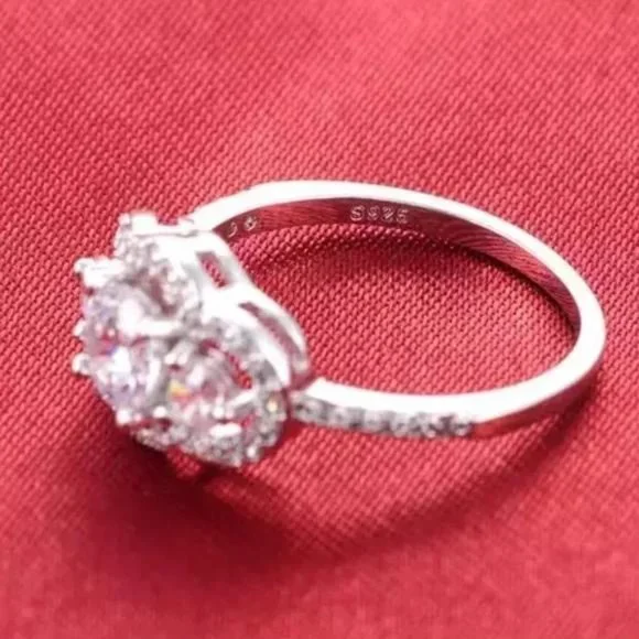 NEW 925 STERLING SILVER THREE STONES RING, BEAUTIFUL RING, SHINY RING. - Picture 3 of 6